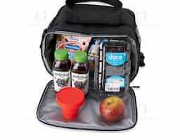 Bolsa térmica confeccionada em nylon, com capacidade de 14 litros, desenvolvida para transportar alimentos e bebidas com praticidade e segurança. Possui compartimento principal com revestimento térmico soldado e sistema antivazamento, que contribui para a conservação da temperatura. Conta com bolso frontal e bolsos laterais em malha para melhor organização. Dispõe ainda de alças de mão com suporte de junção e acompanha alça transversal, oferecendo maior conforto e versatilidade no transporte.
