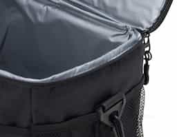 Bolsa térmica confeccionada em nylon, com capacidade de 14 litros, desenvolvida para transportar alimentos e bebidas com praticidade e segurança. Possui compartimento principal com revestimento térmico soldado e sistema antivazamento, que contribui para a conservação da temperatura. Conta com bolso frontal e bolsos laterais em malha para melhor organização. Dispõe ainda de alças de mão com suporte de junção e acompanha alça transversal, oferecendo maior conforto e versatilidade no transporte.