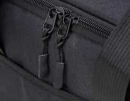 Bolsa térmica confeccionada em nylon, com capacidade de 14 litros, desenvolvida para transportar alimentos e bebidas com praticidade e segurança. Possui compartimento principal com revestimento térmico soldado e sistema antivazamento, que contribui para a conservação da temperatura. Conta com bolso frontal e bolsos laterais em malha para melhor organização. Dispõe ainda de alças de mão com suporte de junção e acompanha alça transversal, oferecendo maior conforto e versatilidade no transporte.