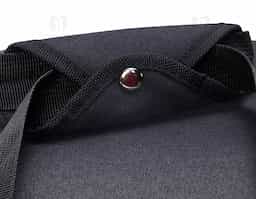 Bolsa térmica confeccionada em nylon, com capacidade de 14 litros, desenvolvida para transportar alimentos e bebidas com praticidade e segurança. Possui compartimento principal com revestimento térmico soldado e sistema antivazamento, que contribui para a conservação da temperatura. Conta com bolso frontal e bolsos laterais em malha para melhor organização. Dispõe ainda de alças de mão com suporte de junção e acompanha alça transversal, oferecendo maior conforto e versatilidade no transporte.