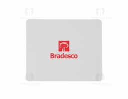 Mouse pad retangular de tecido, parte inferior emborrachada para evitar deslizamento.