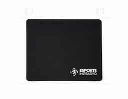 Mouse pad retangular de tecido, parte inferior emborrachada para evitar deslizamento.