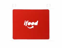 Mouse pad retangular de tecido, parte inferior emborrachada para evitar deslizamento.