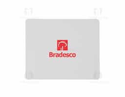 Mouse pad retangular de tecido, parte inferior emborrachada para evitar deslizamento.