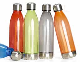 Squeeze plástico 700ml formato garrafa. Corpo transparente colorido, possui tampa e base em alumínio.