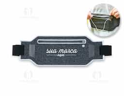 Pochete anti-furto esportiva. Confeccionada em lycra impermeável, a pochete possui um formato slim que permite a utilização por dentro da roupa sem causar volume, aumentando a possibilidade de não ter seus pertences furtados. Ideal para práticas esportivas, a pochete possui saída para fone de ouvido, cinta elástica ajustável com fivelas, saídas laterais para circulação de ar e contornos reflexivos. Contém um zíper selado que impossibilitada a infiltração de água, seu compartimento interno possui uma divisória para separação do celular e itens que possam vir à riscá-los.