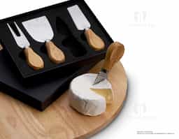 Kit queijo 4 peças em estojo de papelão com berço de espuma, contém: faca com ponta, faca reta, garfo e espátula