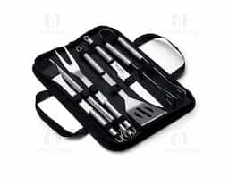 Kit Churrasco 9 Peças em estojo de nylon com alça. Contém: pegador, garfo, espátula, faca, pincel e 4 espetos. Utensílios de inox com proteções plásticas e parte interna com velcro para fixação das peças, acompanha plaquinha metálica para personalização.