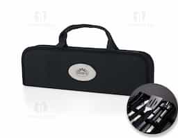 Kit Churrasco 9 Peças em estojo de nylon com alça. Contém: pegador, garfo, espátula, faca, pincel e 4 espetos. Utensílios de inox com proteções plásticas e parte interna com velcro para fixação das peças, acompanha plaquinha metálica para personalização.