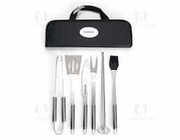 Kit Churrasco 9 Peças em estojo de nylon com alça. Contém: pegador, garfo, espátula, faca, pincel e 4 espetos. Utensílios de inox com proteções plásticas e parte interna com velcro para fixação das peças, acompanha plaquinha metálica para personalização.