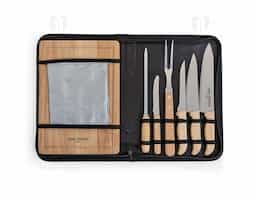 Kit churrasco 8 peças com cabo em bambu, lâminas em aço inox e avental de nylon. Acompanha tábua em bambu com canaleta, 3 facas de corte e uma faca de serra cabo, chaira, garfo e avental prata com bolso. Acomodados em uma maleta de nylon preta. Rebites em Aço Inox, um dos mais resistentes à ferrugem e corrosão