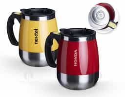 Caneca de inox com misturador de bebida, feita em parede dupla com capacidade de 350ml. Contém tampa plástica com bocal e trava de segurança. Para o funcionamento, utiliza-se duas pilhas AAA (não acompanha).