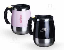 Caneca de inox com misturador de bebida, feita em parede dupla com capacidade de 350ml. Contém tampa plástica com bocal e trava de segurança. Para o funcionamento, utiliza-se duas pilhas AAA (não acompanha).