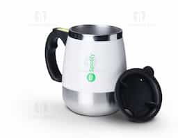 Caneca de inox com misturador de bebida, feita em parede dupla com capacidade de 350ml. Contém tampa plástica com bocal e trava de segurança. Para o funcionamento, utiliza-se duas pilhas AAA (não acompanha).
