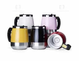 Caneca de inox com misturador de bebida, feita em parede dupla com capacidade de 350ml. Contém tampa plástica com bocal e trava de segurança. Para o funcionamento, utiliza-se duas pilhas AAA (não acompanha).