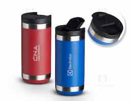 Copo térmico de inox, feito de parede dupla com capacidade para 350ml. Contém tampa plástica com bocal e trava de segurança.