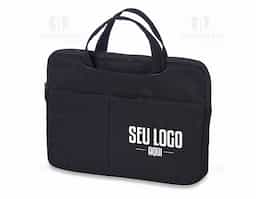 Pasta executiva para Tablet e Laptop de 13 polegadas a prova d’água. Confeccionada em poliéster a pasta tem o compartimento principal com o interior aveludado para maior proteção do notebook, além de 6 compartimentos externos e uma alça para encaixe em mala de viagem