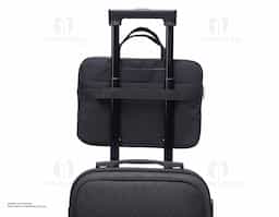 Pasta executiva para Tablet e Laptop de 13 polegadas a prova d’água. Confeccionada em poliéster a pasta tem o compartimento principal com o interior aveludado para maior proteção do notebook, além de 6 compartimentos externos e uma alça para encaixe em mala de viagem