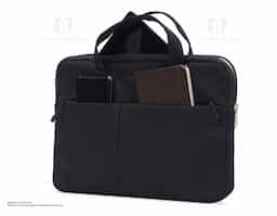 Pasta executiva para Tablet e Laptop de 13 polegadas a prova d’água. Confeccionada em poliéster a pasta tem o compartimento principal com o interior aveludado para maior proteção do notebook, além de 6 compartimentos externos e uma alça para encaixe em mala de viagem
