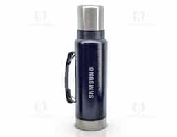 Garrafa térmica de inox livre de BPA com capacidade de 1,4 litro. Contém alça para transporte e pintura texturizada.