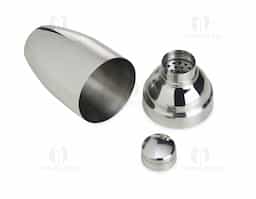 Coqueteleira de inox com capacidade para 600ml, contém tampa de pressão com peneira e tampa protetora.
