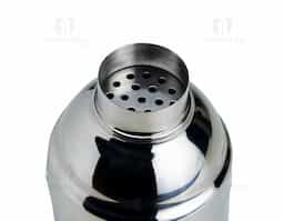 Coqueteleira de inox com capacidade para 600ml, contém tampa de pressão com peneira e tampa protetora.