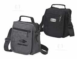 Bolsa de ombro confeccionada em nylon resistente a água, possui quatro compartimentos e uma alça de uso transversal