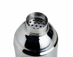 Coqueteleira de inox com capacidade para 750ml, contém tampa de pressão com peneira e tampa protetora.