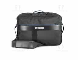 A DYNAMIC Backpack é uma mochila urbana que se distingue pela sua versatilidade e dualidade. O seu design eficiente permite-lhe que seja um objeto único e versátil que se multiplica discretamente numa mochila e numa sacola de viagem. 300 x 420 x 75 mm
