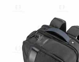 A DYNAMIC Backpack é uma mochila urbana que se distingue pela sua versatilidade e dualidade. O seu design eficiente permite-lhe que seja um objeto único e versátil que se multiplica discretamente numa mochila e numa sacola de viagem. 300 x 420 x 75 mm