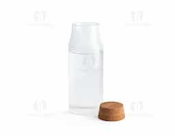 Garrafa de água para mesa em vidro borossilicato com tampa de cortiça. Capacidade até 800 mL. Fornecido em caixa presente de papel kraft reciclado. Certificação EU Food Grade.