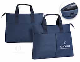 Pasta para notebook 15 em poliéster resistente à água com dois compartimentos, sendo o principal para notebook com bolsos internos e um compartimento frontal.