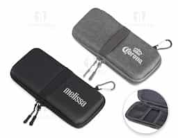 Estojo de proteção para eletrônicos, feito em nylon resistente à água. Contém bolsos de malha internamente e elásticos para fixação na área interna e externa. Acompanha mosquetão.