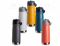Garrafa térmica em inox de parede dupla, capacidade de 700ml. Tampa com alça de transporte, bico flip e canudo interno.