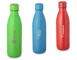 squeeze fosca em aço inox com capacidade de até 750 ml. Tampa rosqueável e anel de silicone para vedação. Design com frisos na tampa.