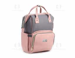 Mochila maternidade em poliéster parte externa: Compartimento com divisórias internas, alça para encaixe para carrinho de bebê, 2 bolsos laterais, bolso frontal com divisórias internas com zíper, alça de mão, compartimento com zíper nas costas da mochila.Parte interna: Compartimento com seis divisórias, sem compartimento para notebook.

