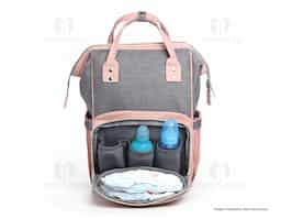 Mochila maternidade em poliéster parte externa: Compartimento com divisórias internas, alça para encaixe para carrinho de bebê, 2 bolsos laterais, bolso frontal com divisórias internas com zíper, alça de mão, compartimento com zíper nas costas da mochila.Parte interna: Compartimento com seis divisórias, sem compartimento para notebook.

