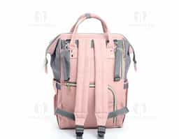 Mochila maternidade em poliéster parte externa: Compartimento com divisórias internas, alça para encaixe para carrinho de bebê, 2 bolsos laterais, bolso frontal com divisórias internas com zíper, alça de mão, compartimento com zíper nas costas da mochila.Parte interna: Compartimento com seis divisórias, sem compartimento para notebook.

