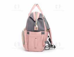 Mochila maternidade em poliéster parte externa: Compartimento com divisórias internas, alça para encaixe para carrinho de bebê, 2 bolsos laterais, bolso frontal com divisórias internas com zíper, alça de mão, compartimento com zíper nas costas da mochila.Parte interna: Compartimento com seis divisórias, sem compartimento para notebook.


