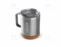 Caneca térmica em aço inox com parede dupla isolada à vácuo, tampa plástica e anel em silicone para vedação, alça lateal em inox na cor do produto, base em cortiça. Capacidade 350ml.