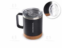 Caneca térmica em aço inox com parede dupla isolada à vácuo, tampa plástica e anel em silicone para vedação, alça lateal em inox na cor do produto, base em cortiça. Capacidade 350ml.