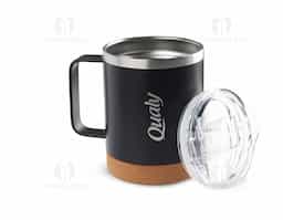 Caneca térmica em aço inox com parede dupla isolada à vácuo, tampa plástica e anel em silicone para vedação, alça lateal em inox na cor do produto, base em cortiça. Capacidade 350ml.