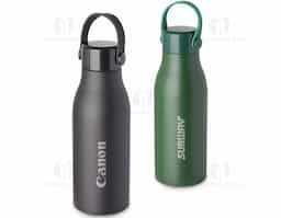 Garrafa em alumínio, tampa em plástico com alça na cor do produto. Capacidade de 550ml, pintura fosca.