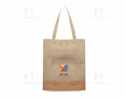 Bolsa confeccionada em resistente Poliéster 600D, combinando durabilidade e estilo em um design moderno com elegante detalhe em cortiça. Possui alça reforçada com 23 cm de altura, proporcionando mais conforto e praticidade no transporte. Ideal para o dia a dia, eventos e ações promocionais, é uma excelente opção de brinde corporativo funcional e sofisticado.