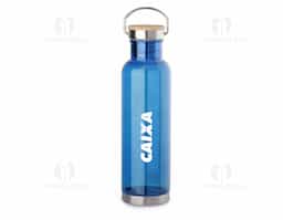 Garrafa plástica com tampa de aço inoxidável com detalhe na tampa em bambu. Tampa rosqueável. Com capacidade de até 750ml.