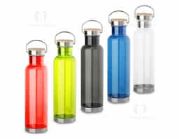 Garrafa plástica com tampa de aço inoxidável com detalhe na tampa em bambu. Tampa rosqueável. Com capacidade de até 750ml.