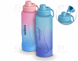 Garrafa plástica 1,1 litros com base de silicone anti-impacto (removível). Tampa com alça para transporte e tampa de proteção para o bocal.