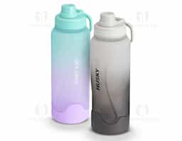 Garrafa plástica 1,1 litros com base de silicone anti-impacto (removível). Tampa com alça para transporte e tampa de proteção para o bocal.