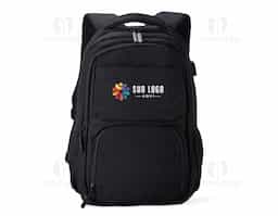 Mochila de poliéster 30 litros com seis compartimentos, sendo o principal com bolso para notebook 156 e tablet 124. Com divisórias internas para acessórios e porta chave, a mochila possui adaptador USB externo, bolsos laterais telados, duas alças de mãos, área costada e alças para as costas com revestimento espumado.