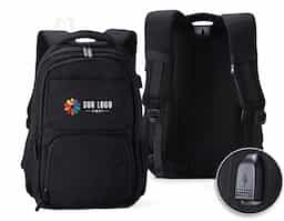 Mochila de poliéster 30 litros com seis compartimentos, sendo o principal com bolso para notebook 156 e tablet 124. Com divisórias internas para acessórios e porta chave, a mochila possui adaptador USB externo, bolsos laterais telados, duas alças de mãos, área costada e alças para as costas com revestimento espumado.